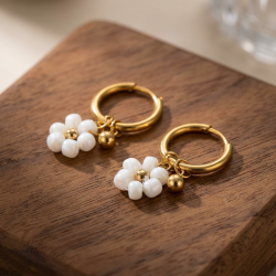 Lou - Boucles d'oreilles créoles perles blanches & acier doré