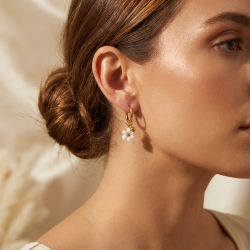 Lou - Boucles d'oreilles créoles perles blanches & acier doré