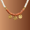 Maïa - Collier perles coquillage pierre de sable acier doré
